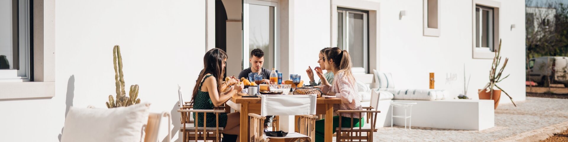 People having breakfast on POMAR coliving terrace