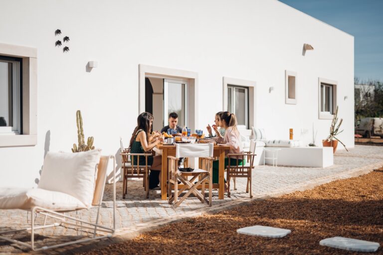 People having breakfast on POMAR coliving terrace