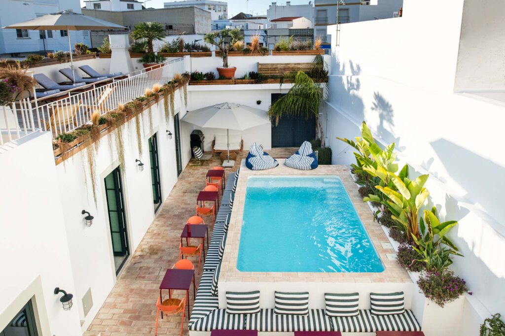 View of the patio and swimming pool of POMAR in the city - coliving in southern portugal