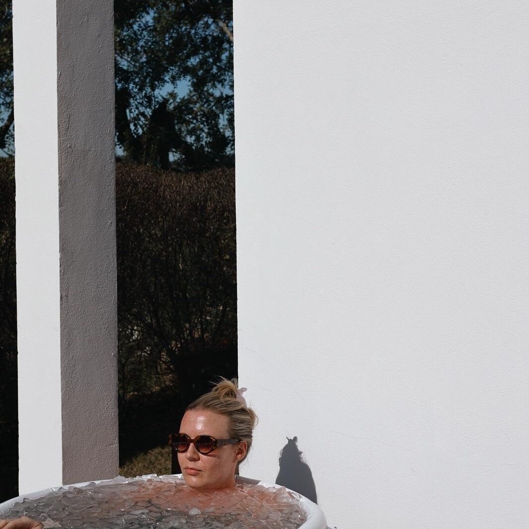 Amanda, coliver at POMAR Coliving, calmly immersed in an ice bath during a wellness activity in Algarve, Portugal