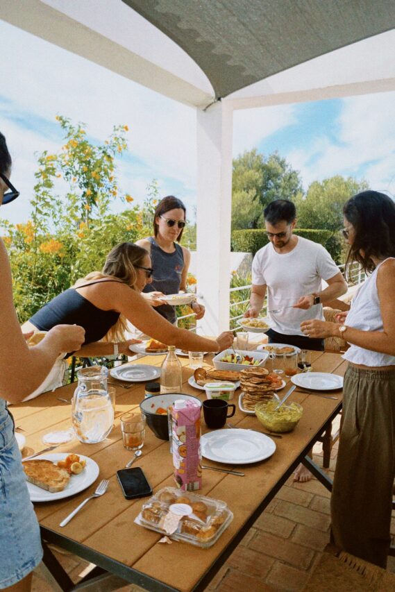 Colivers gathered around an outdoor brunch table at POMAR na serra