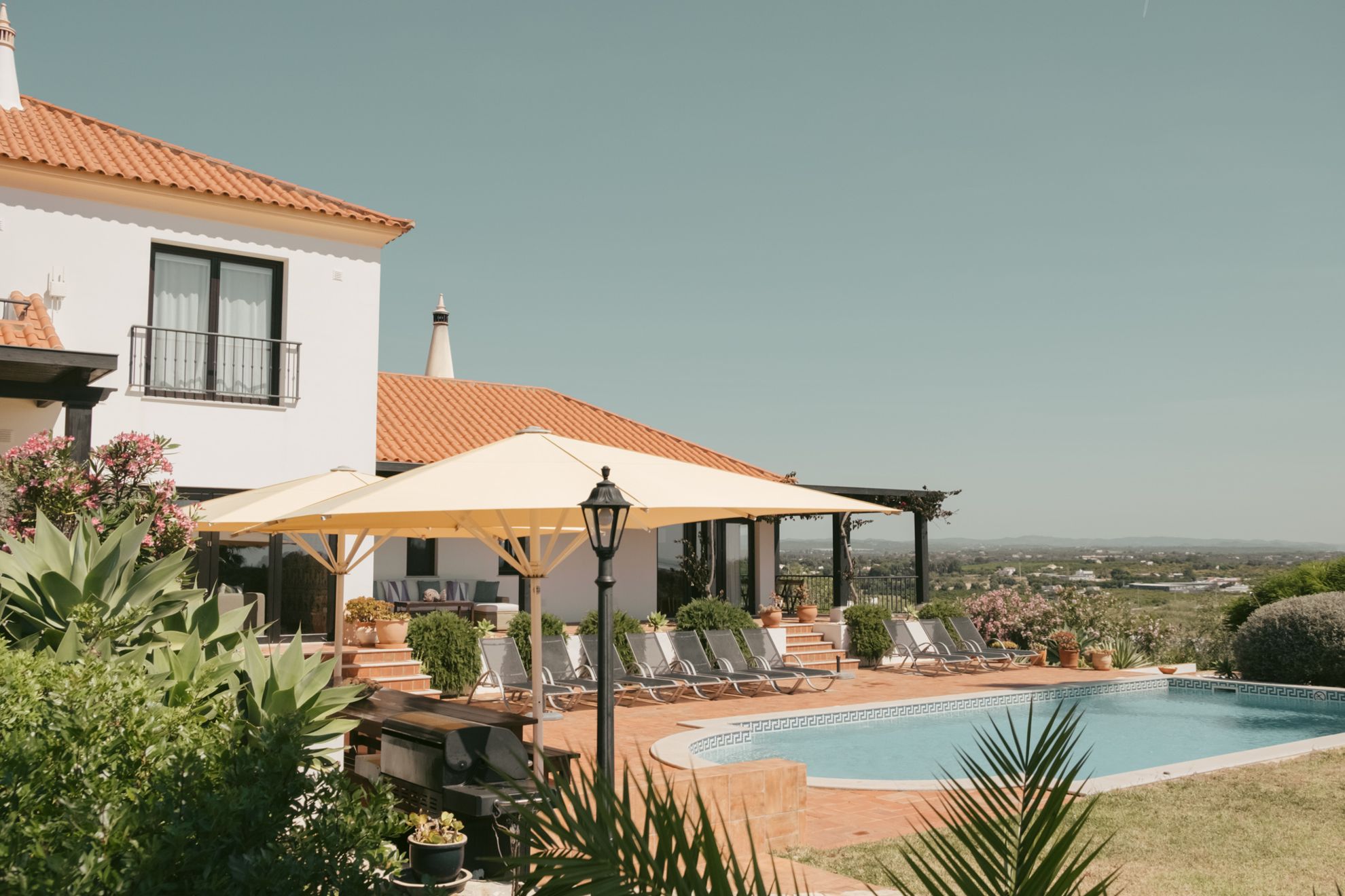 POMAR na praia — the pool at sunset